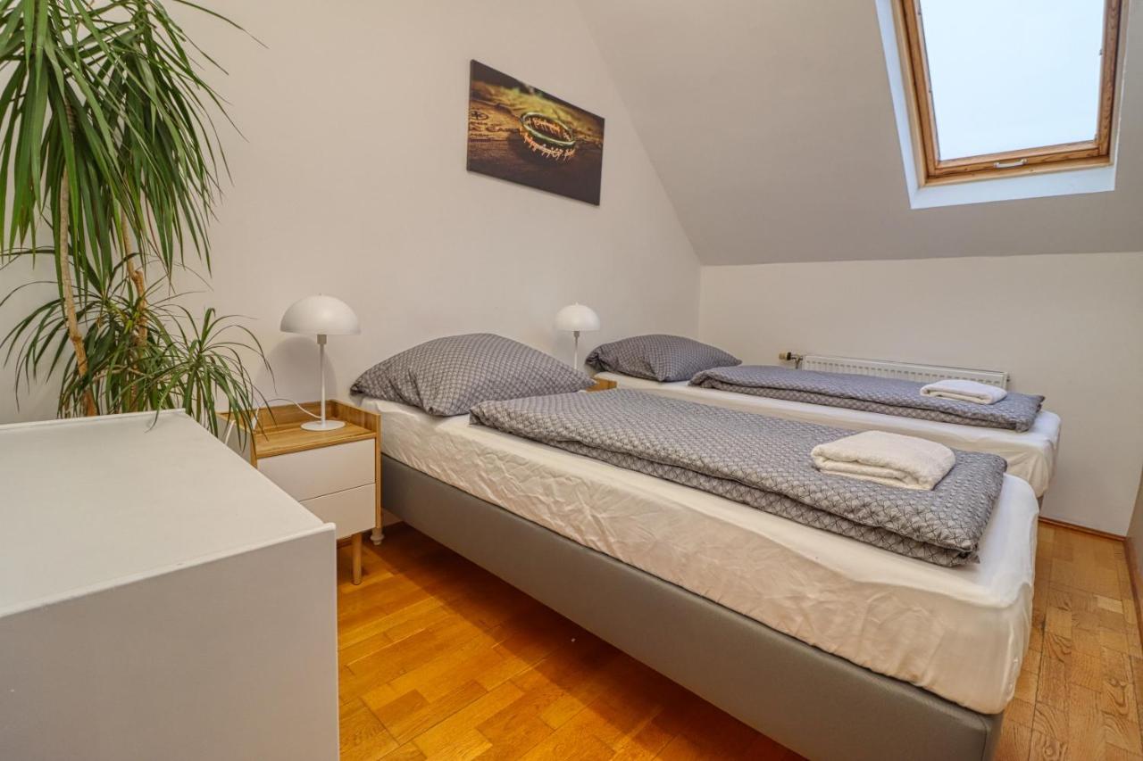CinemApartman Eger Bagian luar foto